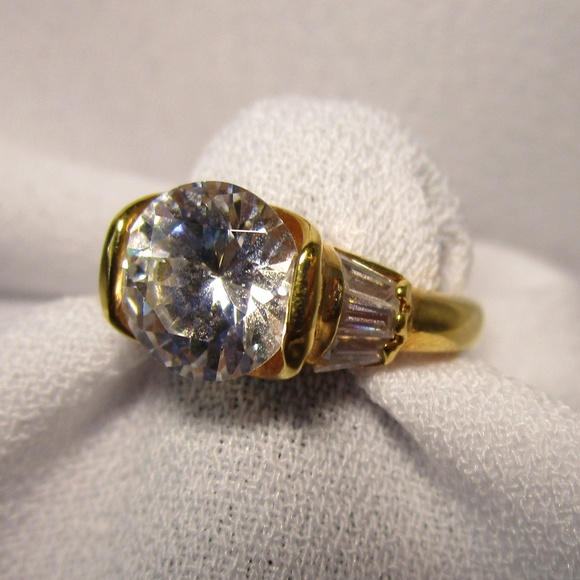 💎Host Pick💎 Large CZ Stone Ring and Pendant Set - Picture 4 of 7